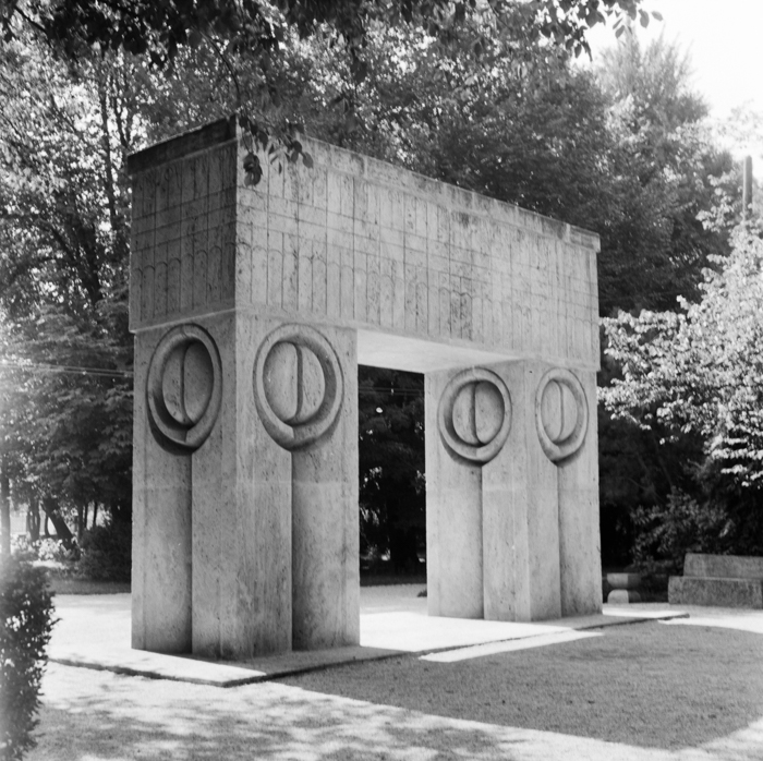 minerva_deak_f_c21_sculptura_Brancusi_Targu_Jiu-004