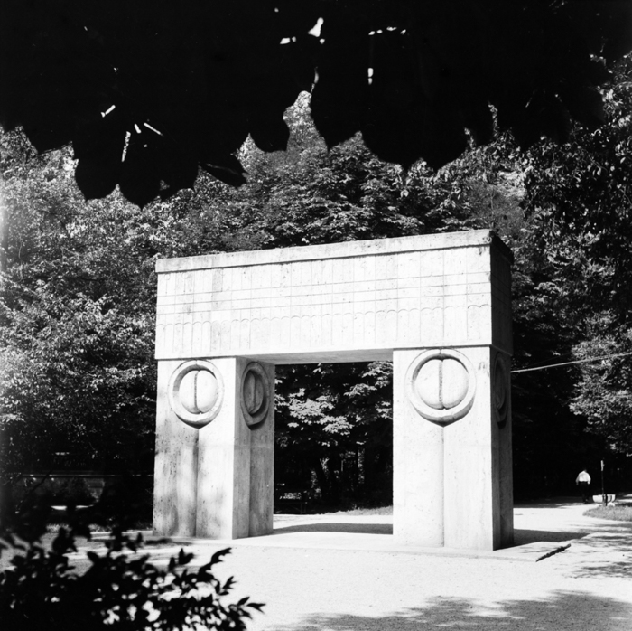 minerva_deak_f_c21_sculptura_Brancusi_Targu_Jiu-005