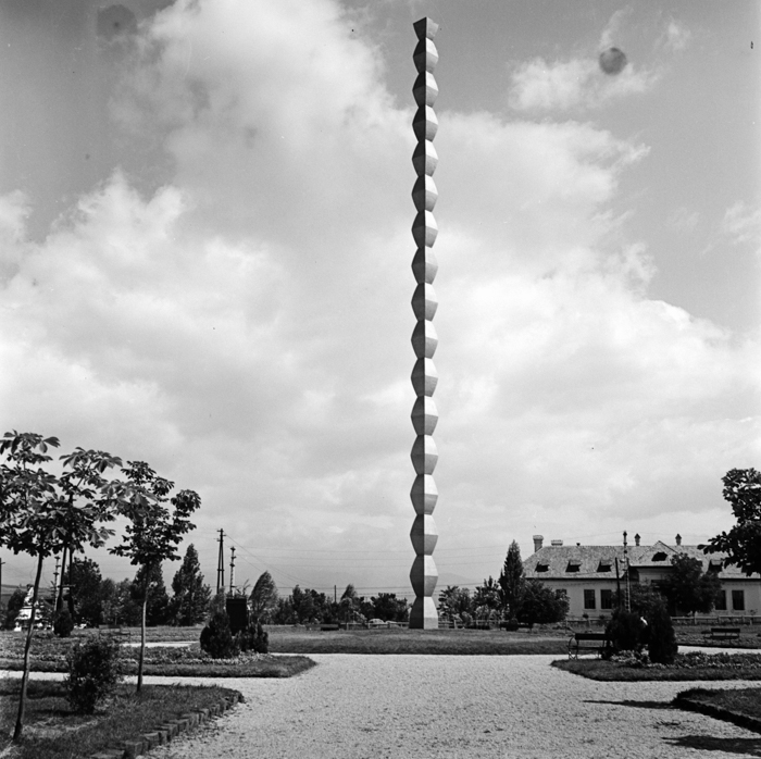 minerva_deak_f_c21_sculptura_Brancusi_Targu_Jiu-006