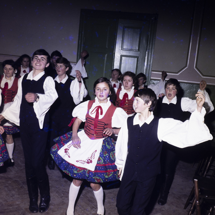 minerva_dn_1981_2535_dansuri_populare_elevi_pleica_004