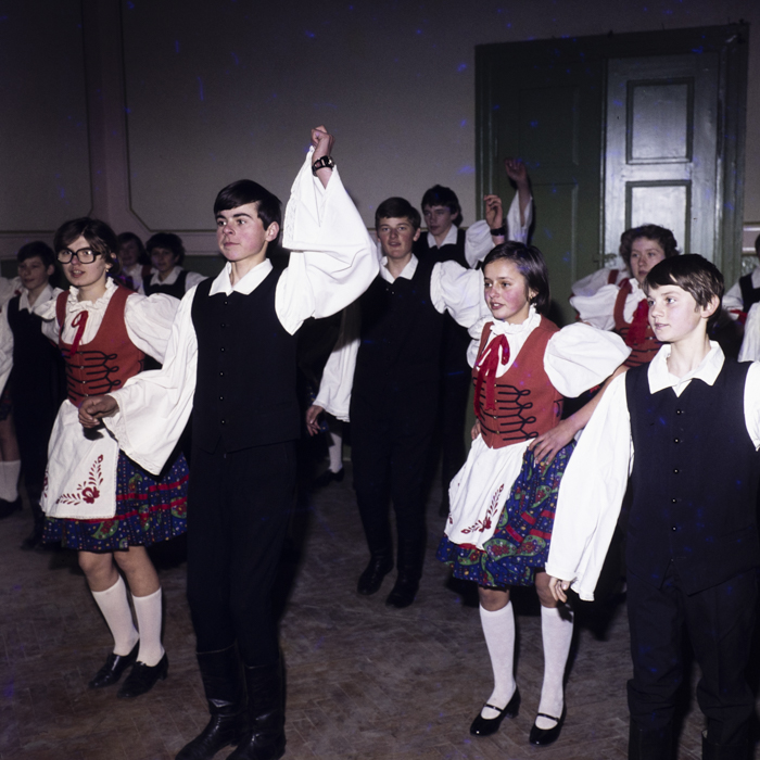 minerva_dn_1981_2535_dansuri_populare_elevi_pleica_006