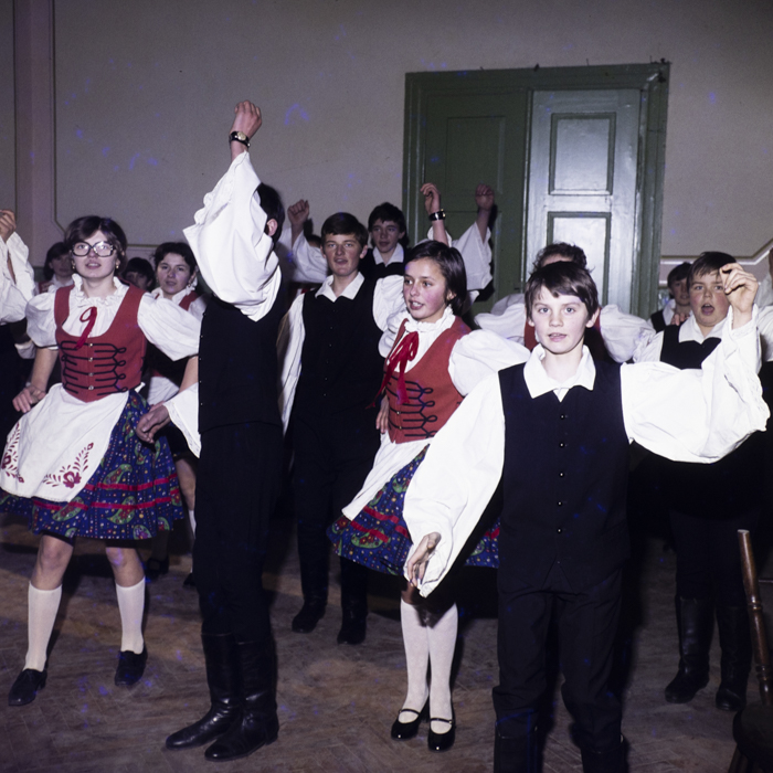 minerva_dn_1981_2535_dansuri_populare_elevi_pleica_008