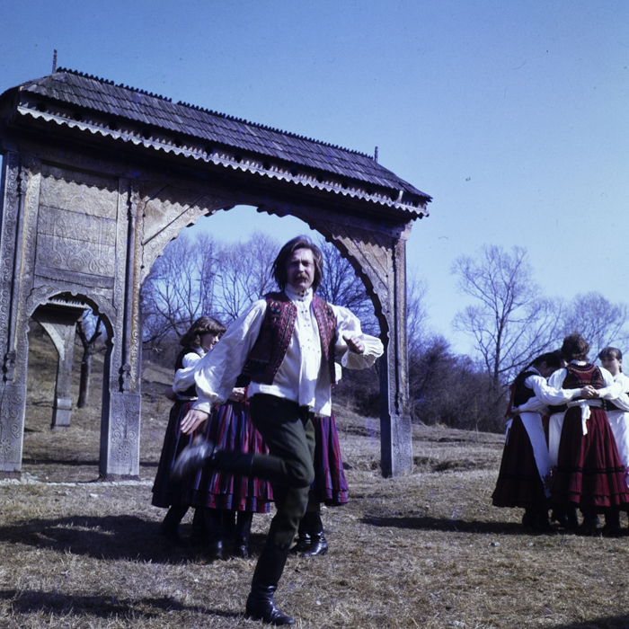 minerva_dn_1983_2649_tineri_in_costume_populare_002