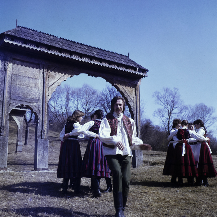 minerva_dn_1983_2649_tineri_in_costume_populare_003