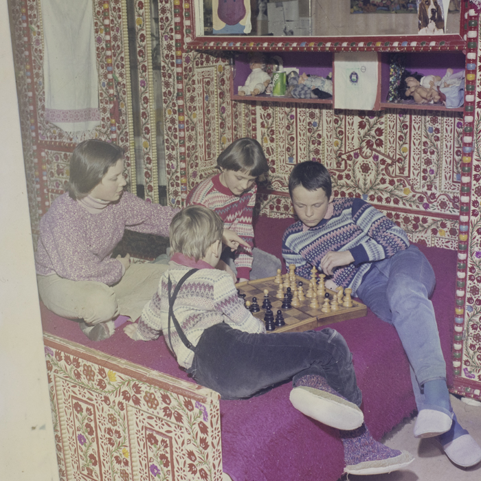 minerva_dn_1986_2806_familie_din_manastur_001