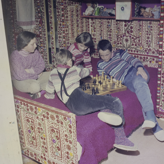 minerva_dn_1986_2806_familie_din_manastur_002