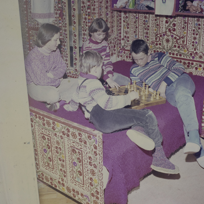 minerva_dn_1986_2806_familie_din_manastur_006