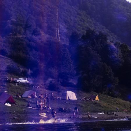 minerva_dn_1977_2263_familie_in_excursie_lacul_de_la_tarnita_002