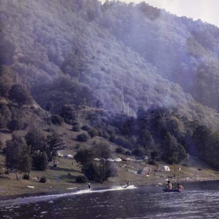 minerva_dn_1977_2263_familie_in_excursie_lacul_de_la_tarnita_004