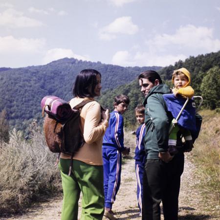 minerva_dn_1977_2263_familie_in_excursie_lacul_de_la_tarnita_006