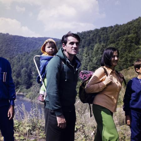 minerva_dn_1977_2263_familie_in_excursie_lacul_de_la_tarnita_007