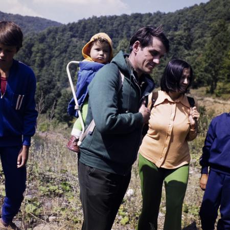minerva_dn_1977_2263_familie_in_excursie_lacul_de_la_tarnita_008