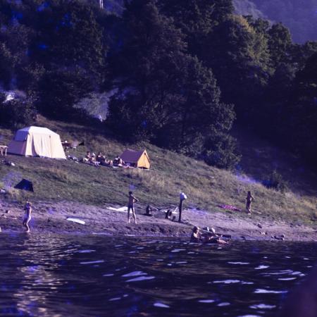 minerva_dn_1977_2263_familie_in_excursie_lacul_de_la_tarnita_009