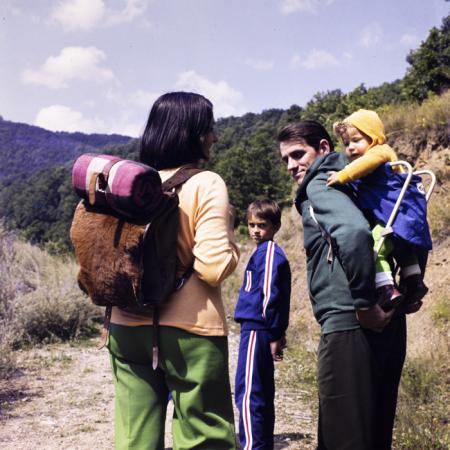 minerva_dn_1977_2263_familie_in_excursie_lacul_de_la_tarnita_010