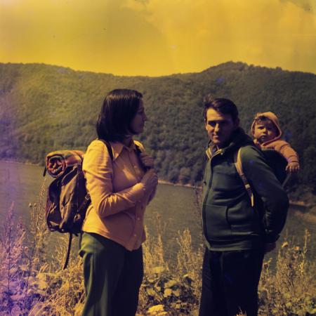 minerva_dn_1977_2263_familie_in_excursie_lacul_de_la_tarnita_011