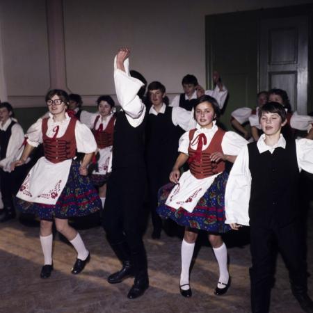 minerva_dn_1981_2535_dansuri_populare_elevi_pleica_001